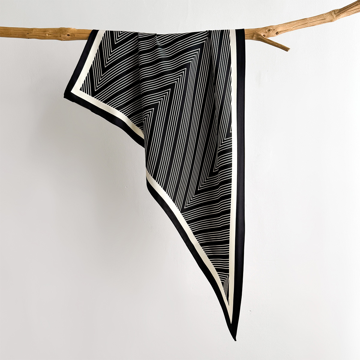 Trendy Bandana 100% Mulberry T - Ascot Neck Scarf 评论和价格